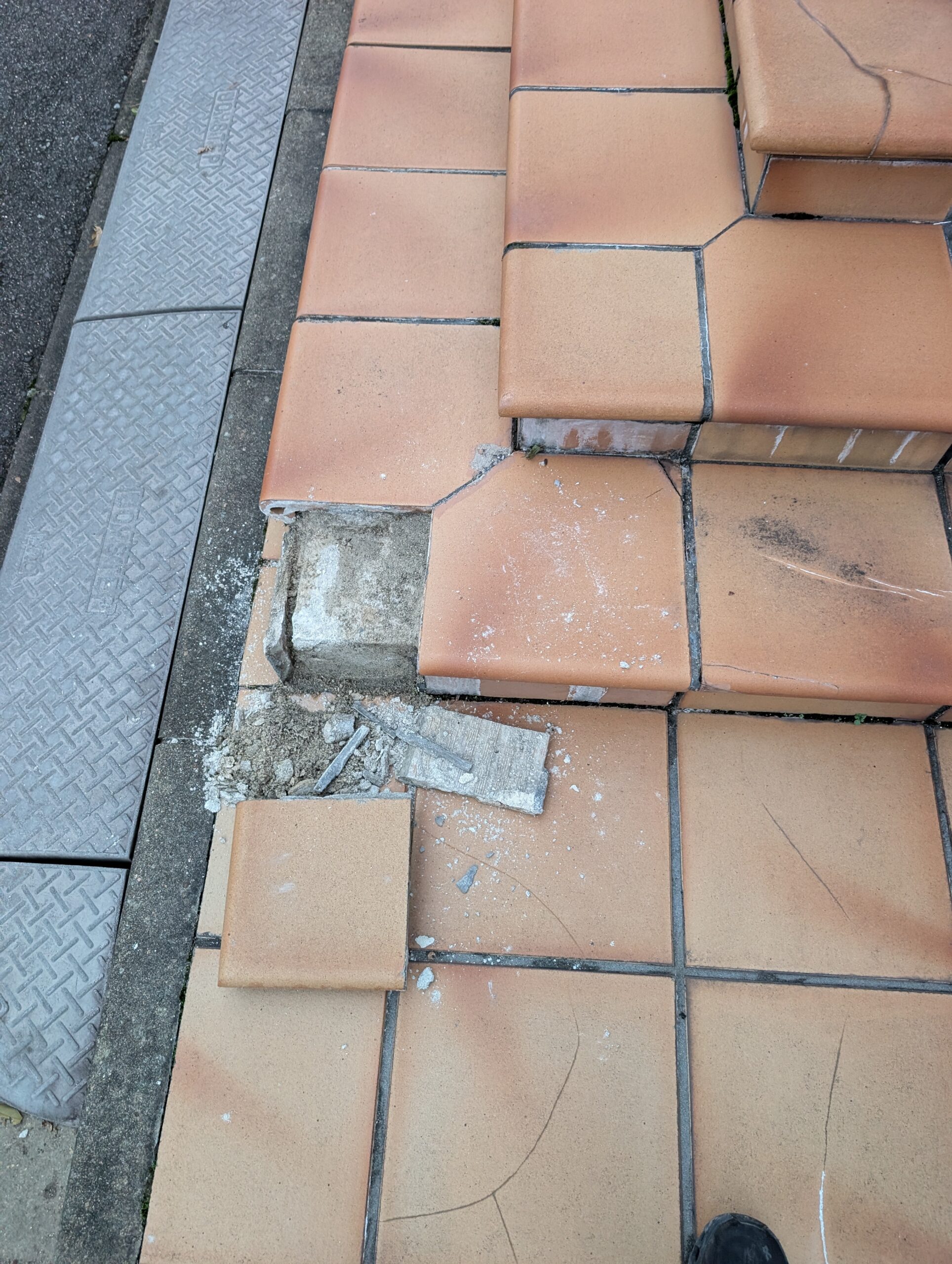 東広島の冬に注意！玄関タイルや瓦の“凍害”とは？割れ・浮...