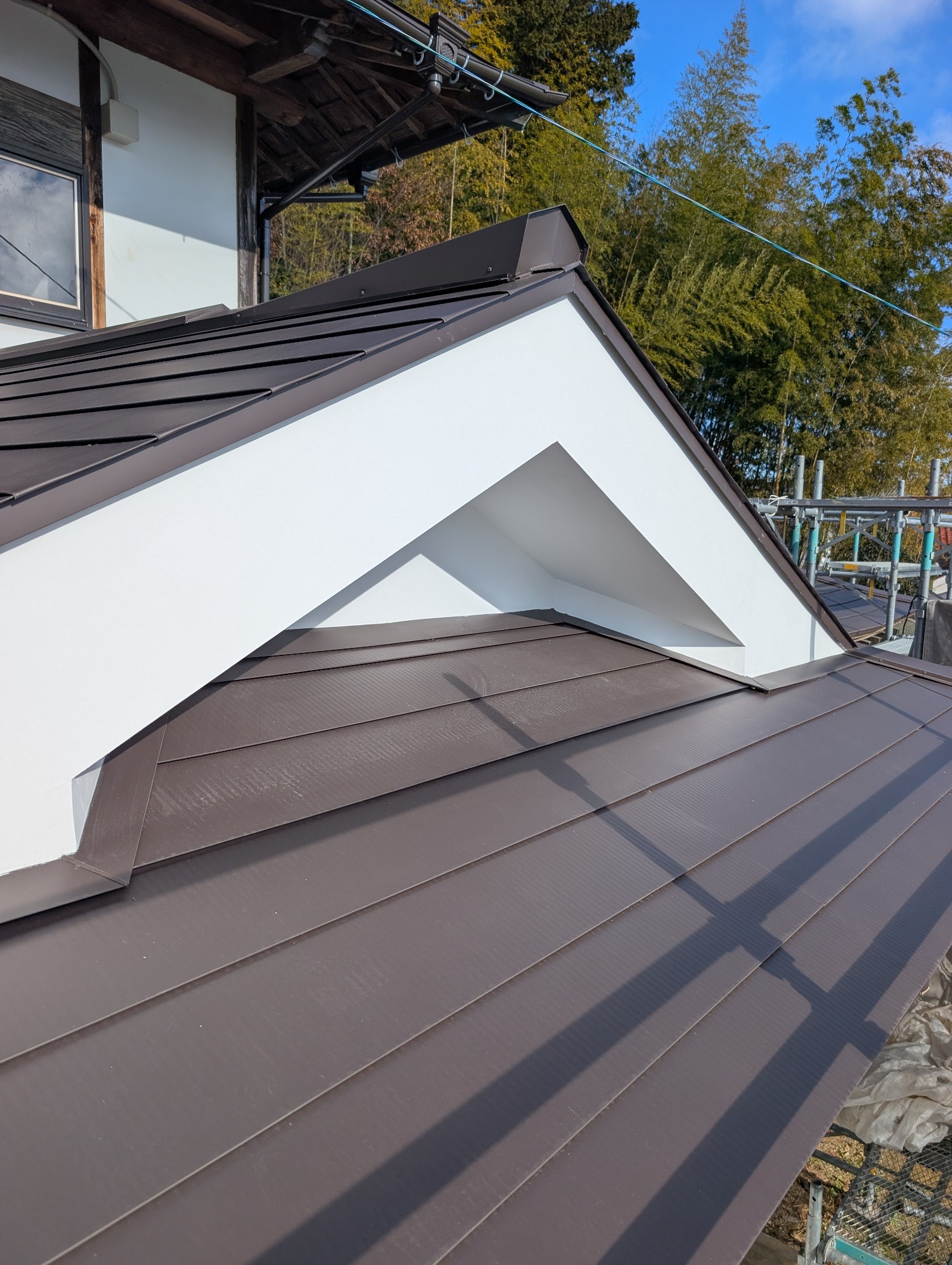 仕上がると見えなくなる。でも、そこに「美しさの理由」がある。——豊栄の家リフォーム、職人の途中の苦労