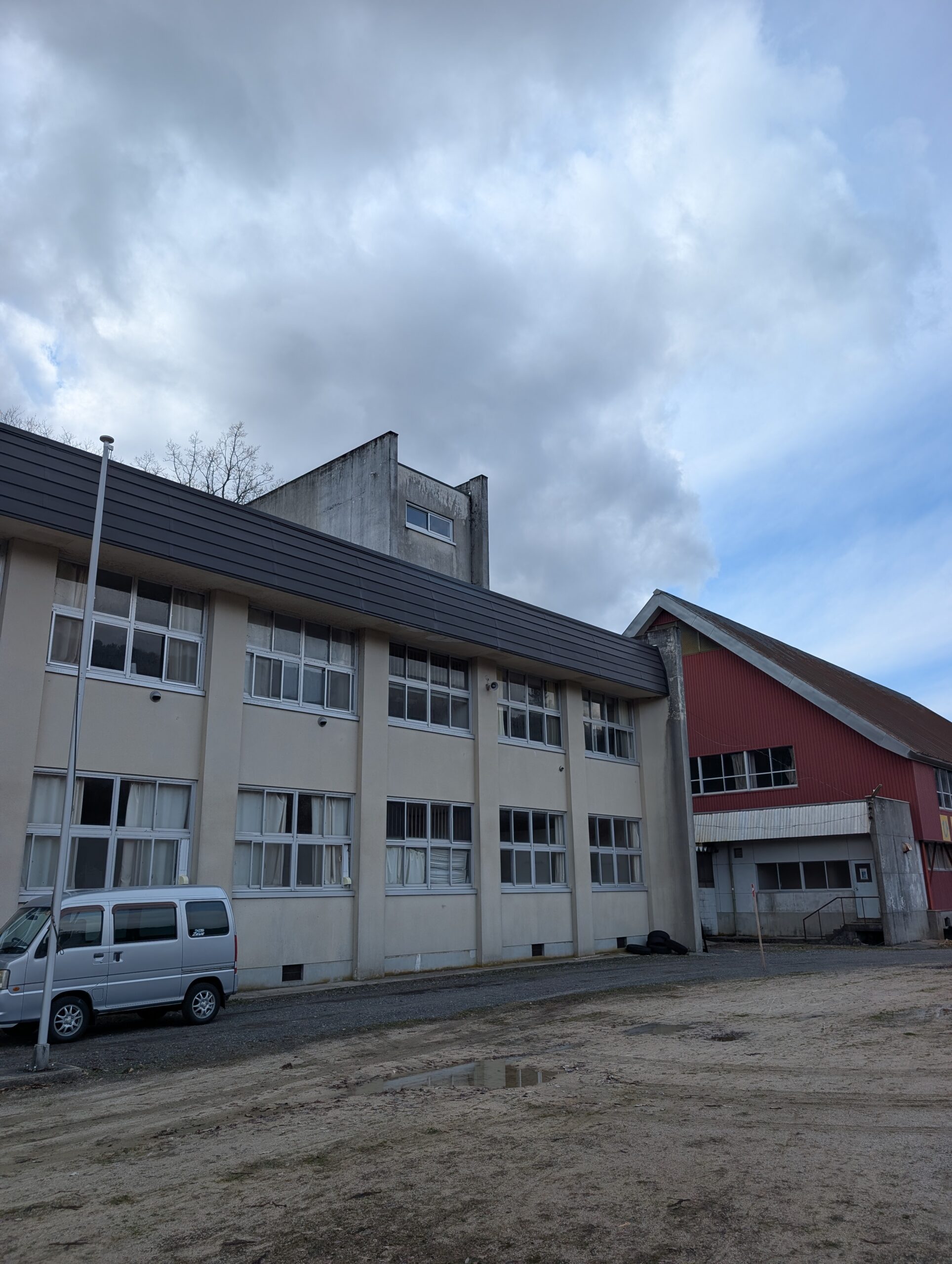 広島県芸北の高校男子寮へ。廃校利用の裏側にある「厳しすぎ...