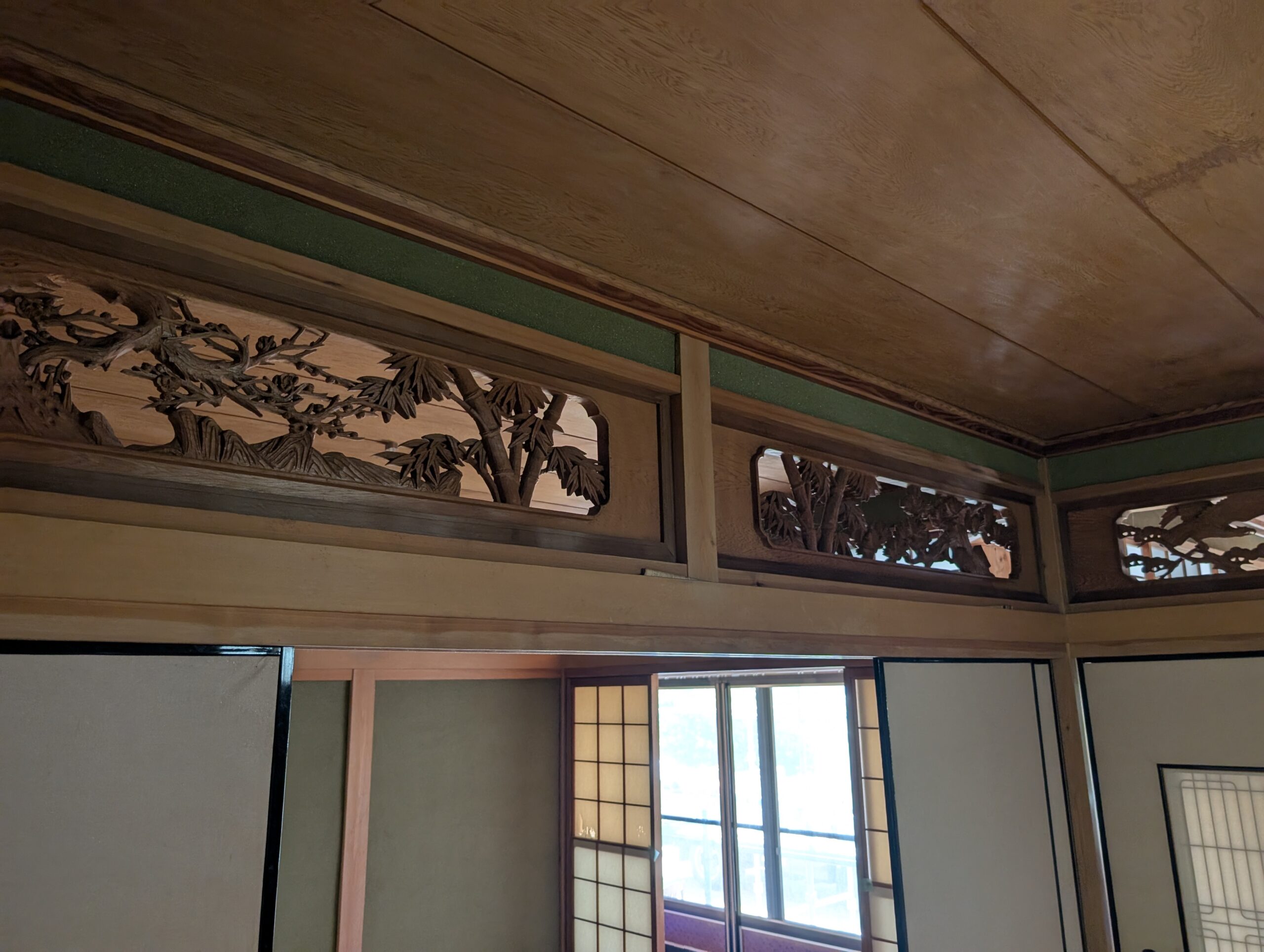 和室に残っていた彫刻欄間。松と竹の透かし彫りが施されている。
