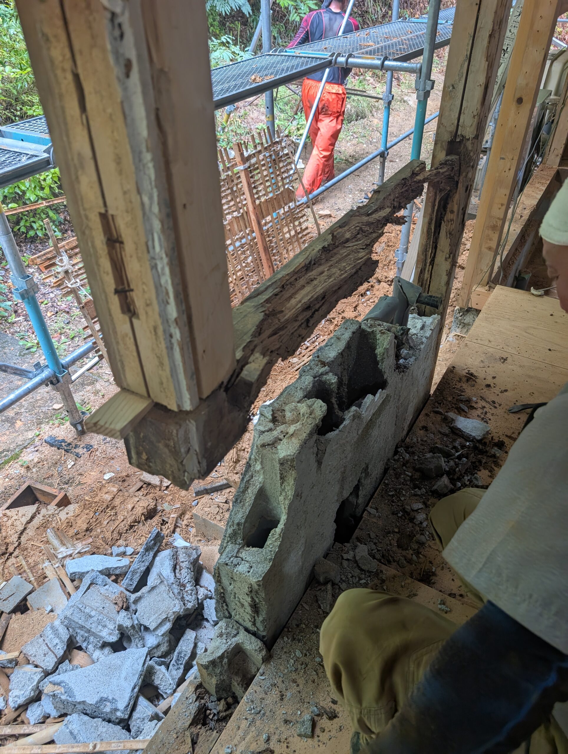 解体が進んだことで露呈した基礎廻りの状況。腐朽した土台とブロック基礎の傷みが確認できる。