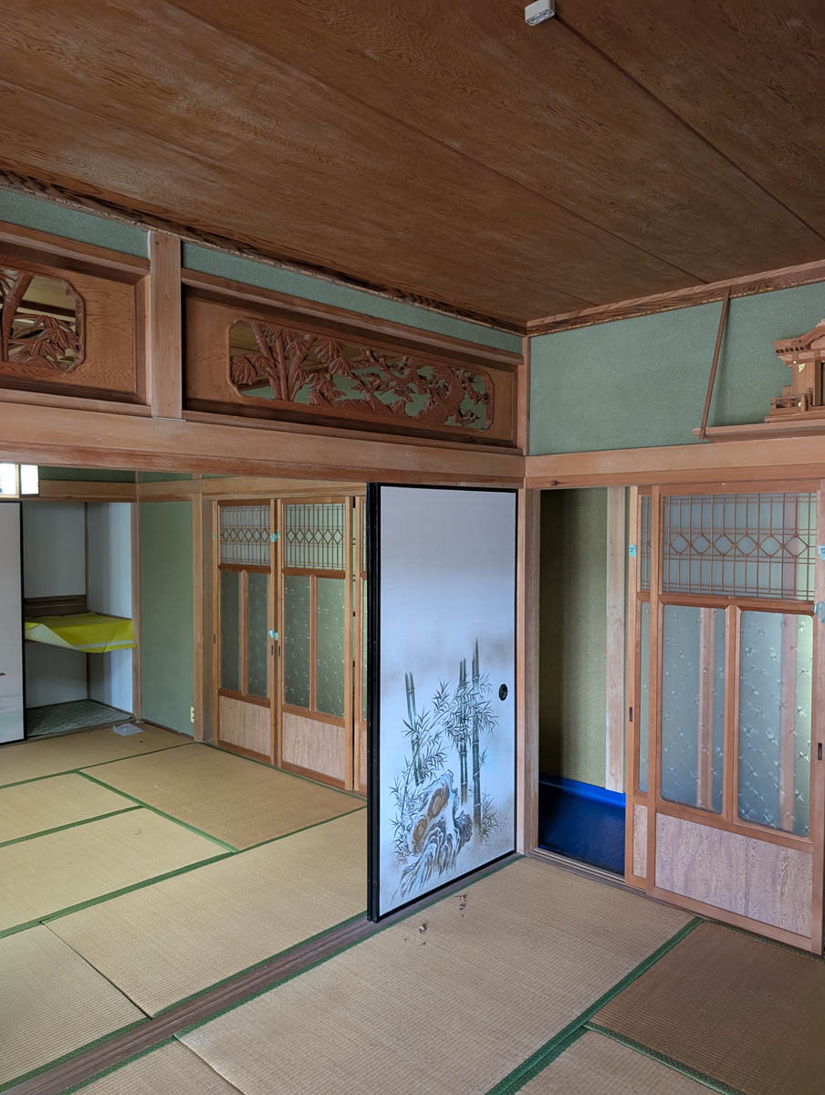 解体前の座敷の様子。彫刻欄間・畳・障子・床の間が残っている。
