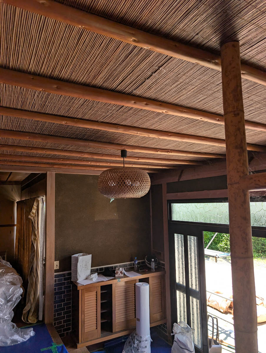 細い竹を並べた天井と丸太の柱が特徴的な部屋。