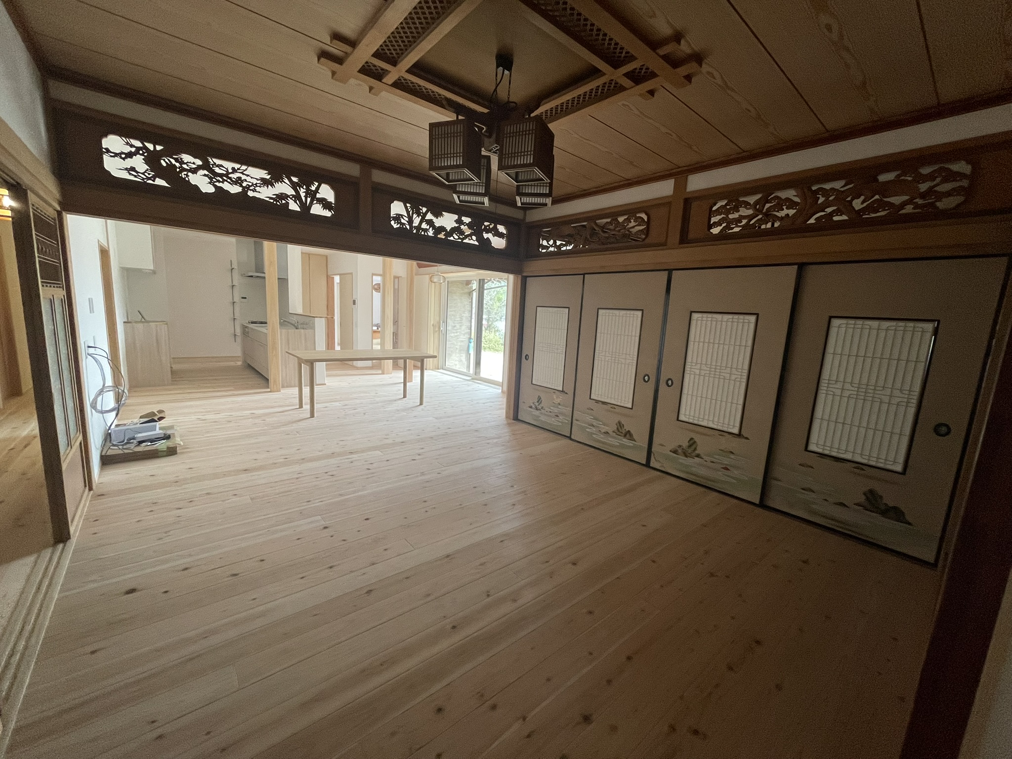 完成後のリビング全景。組子天井、無垢杉床、珪藻土壁が一体となった空間