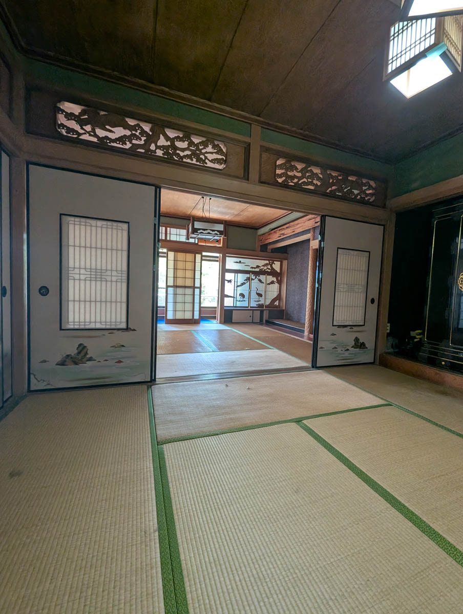 リノベーション前の仏間。山水画の襖と彫刻欄間がある落ち着いた空間