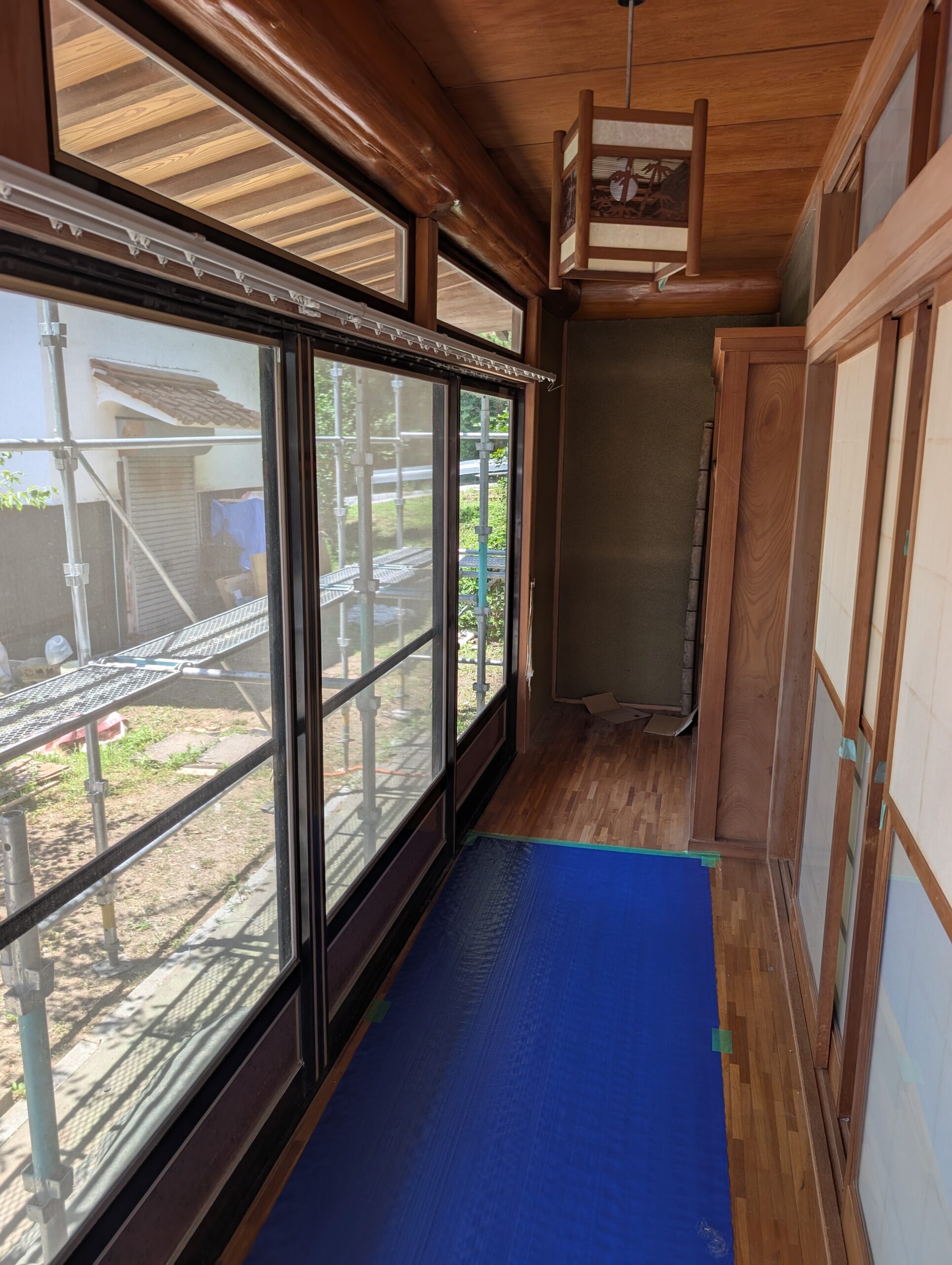 リノベーション前の広縁。アルミサッシの大きな窓と、その内側に障子の建具が並んでいる